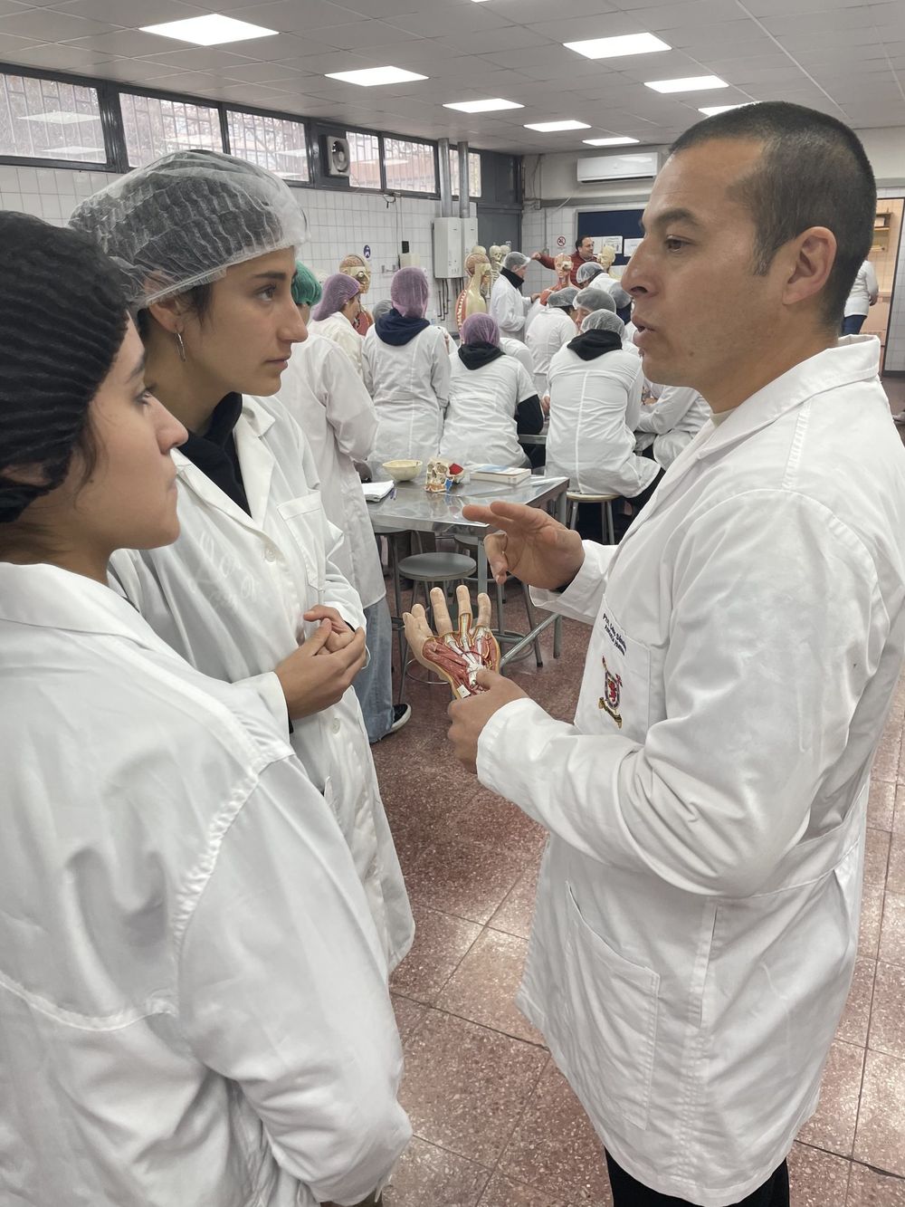 Laboratorio de anatomía con estudiantes